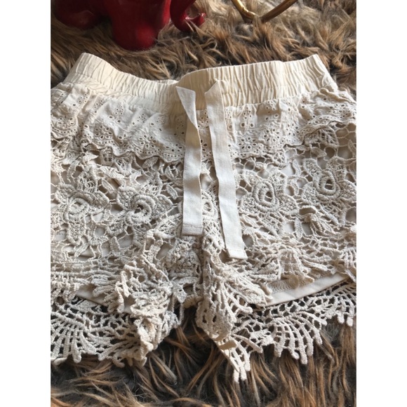 Vanilla Star | Cream Crochet Shorts - Picture 2 of 4